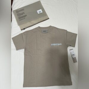 Essentials kids short sleeve tshirt in Tan size M